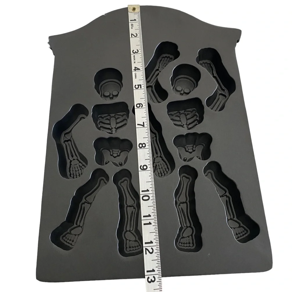 WILLIAMS-SONOMA Cast Aluminum Dancing Skeleton Cake Pan
